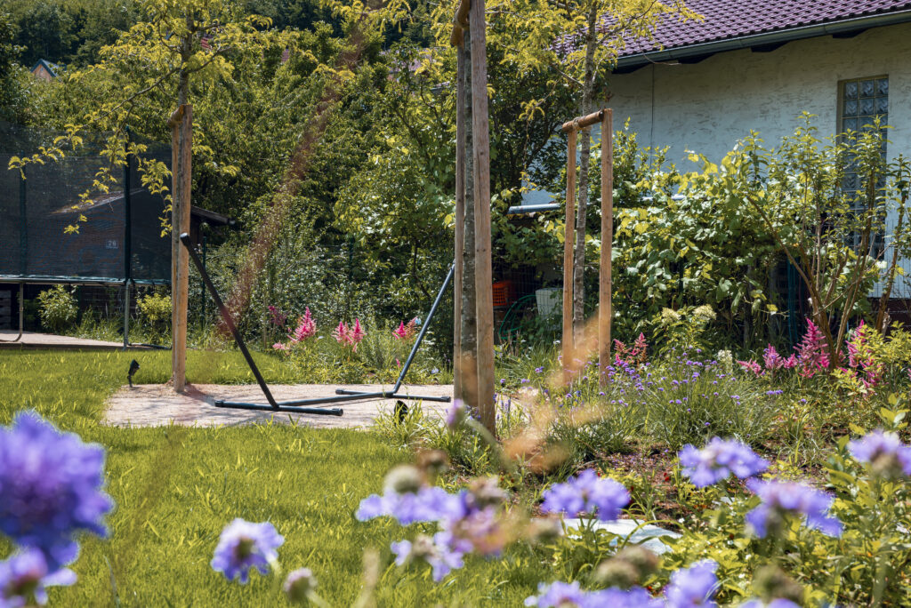 Freigeist Gartengestaltung Garten Projekt Gestaltung - Blumenwiese und Hängematten-Gerüst